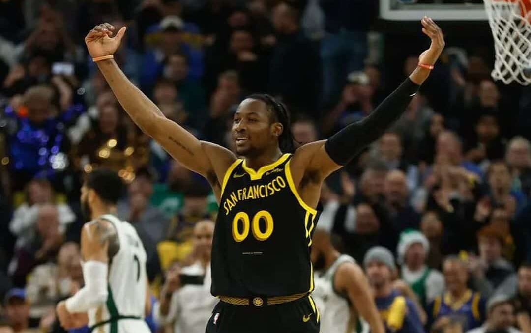 JONATHAN KUMINGA CELEBRA EN UN PARTIDO DE LA NBA CON LOS WARRIORS