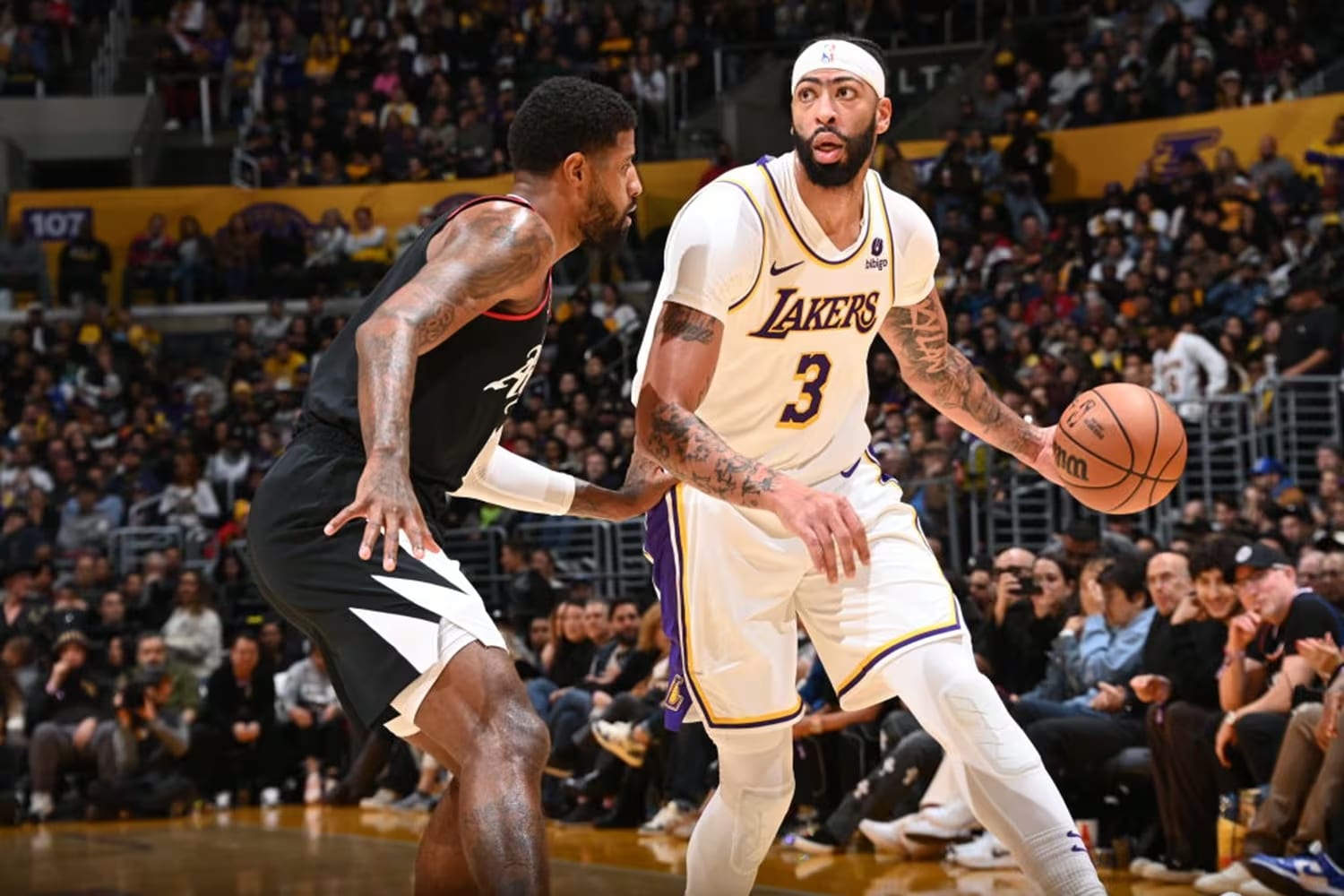 PAUL GEORGE DE CLIPPERS DEFENDIENDO A ANTHONY DAVIS DE CLIPPERS