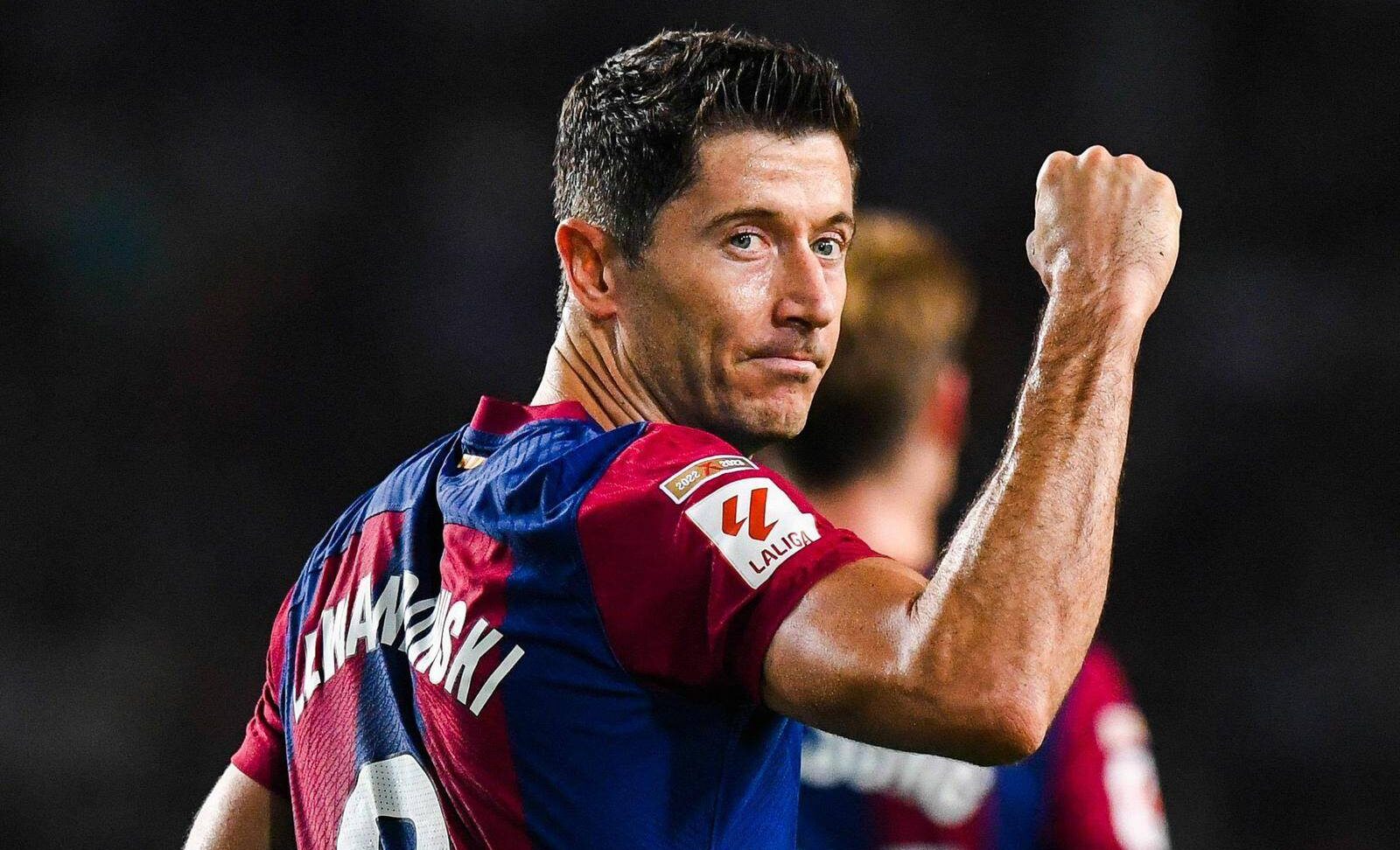 ROBERT LEWANDOWSKI CELEBRA UN GOL CON EL BARCELONA