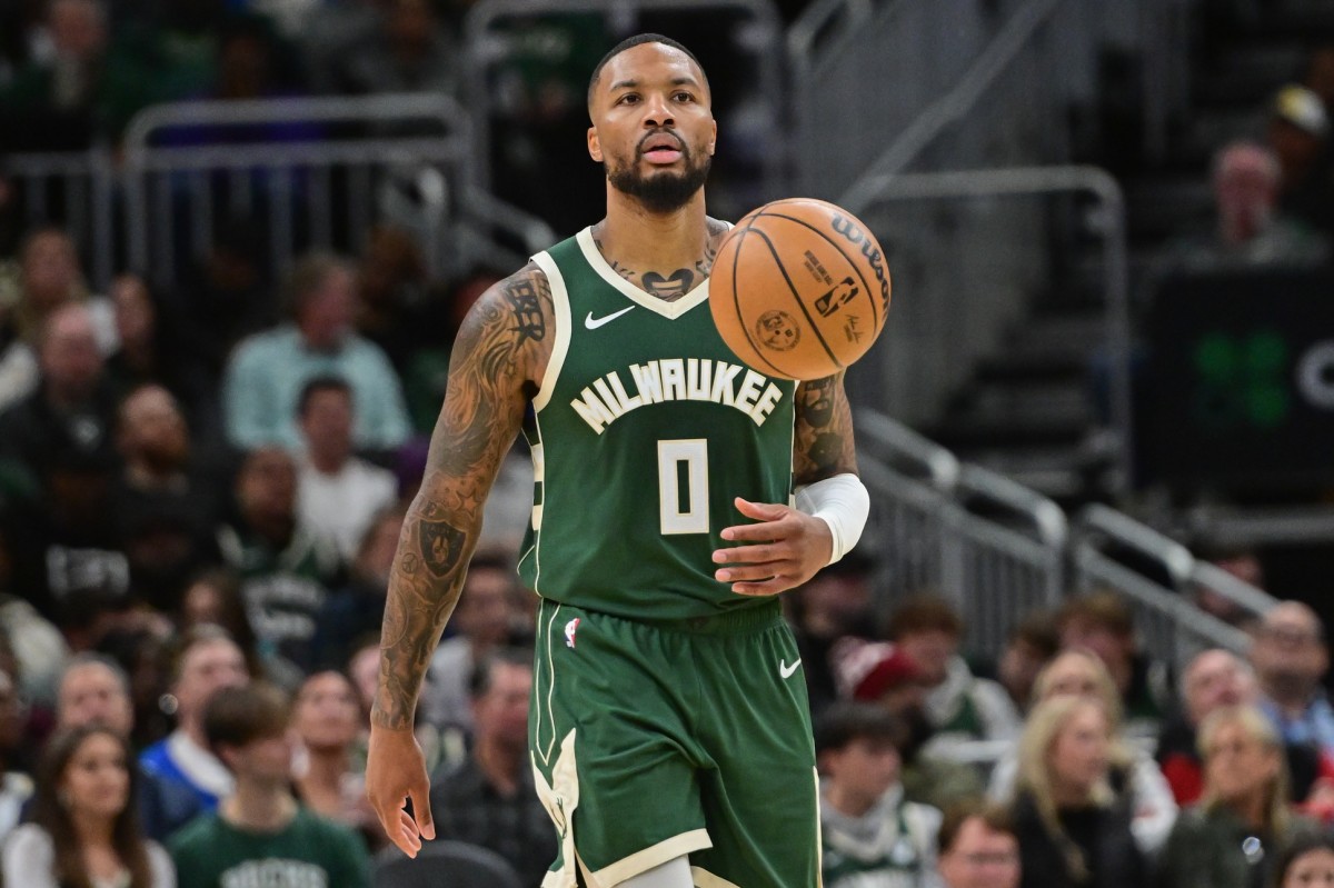 DAMIAN LILLARD MANEJA EL BALÓN PARA LOS BUCKS