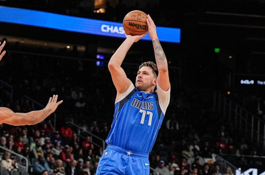 LUKA DONCIC REALIZA UN DISPARO A LA CANASTA EN EL JUEGO MAVERICKS VS HAWKS