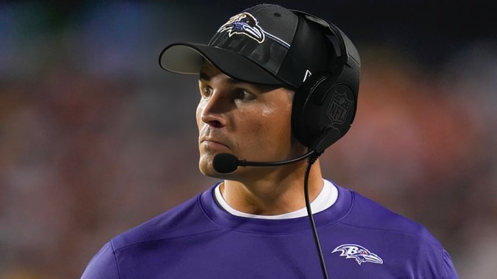 MIKE MACDONALD DURANTE UN JUEGO CON LOS RAVENS EN LA NFL