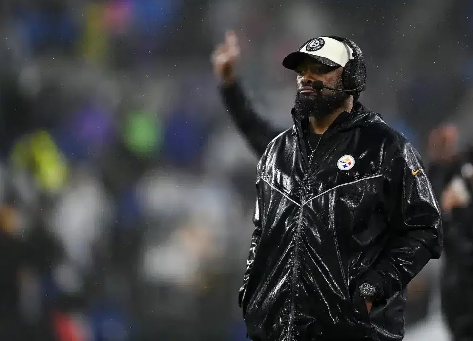 MIKE TOMLIN CONTEMPLA DURANTE UN PARTIDO DE LOS STEELERS