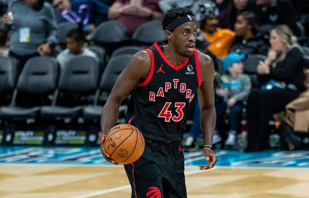 PASCAL SIAKAM MANEJA EL BALÓN PARA LOS RAPTORS EN UN JUEGO DE LA NBA