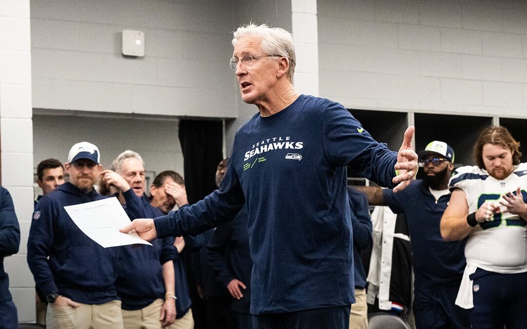 PETE CARROLL DANDO INDICACIONES ANTES DE UN PARTIDO EN LA NFL PARA LOS SEAHAWKS