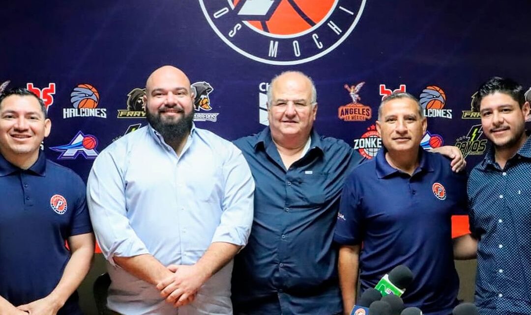 DIRECTIVA DE LOS PIONEROS DE LOS MOCHIS POSAN PARA LA FOTO