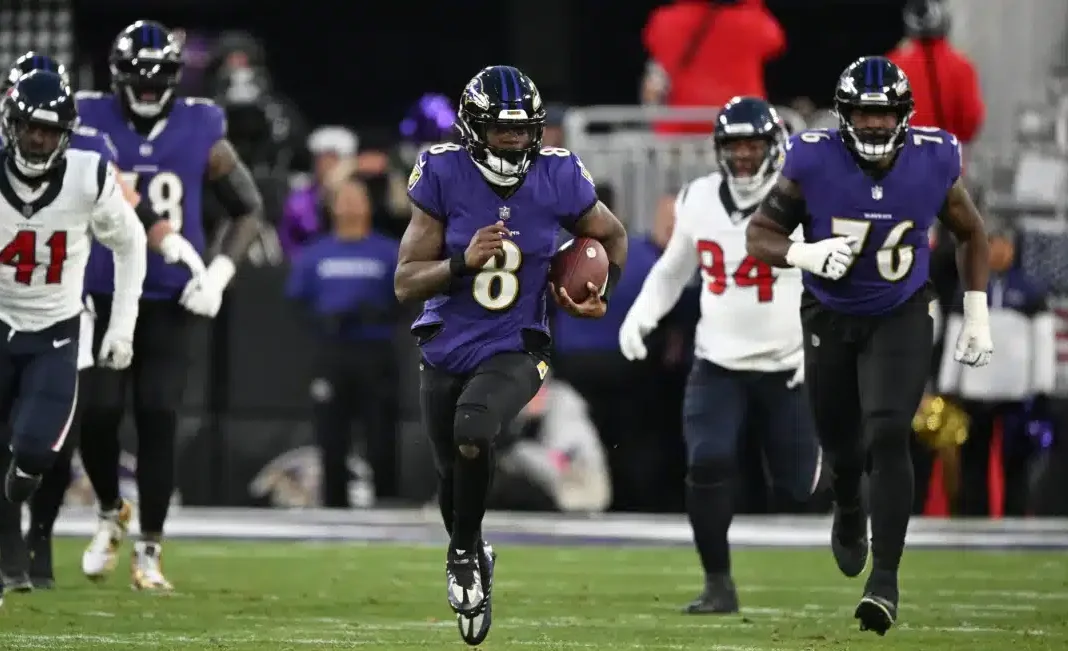 LAMAR JACKSON DE LOS RAVENS ACARREA EL OVOIDE ANTE LOS TEXANS