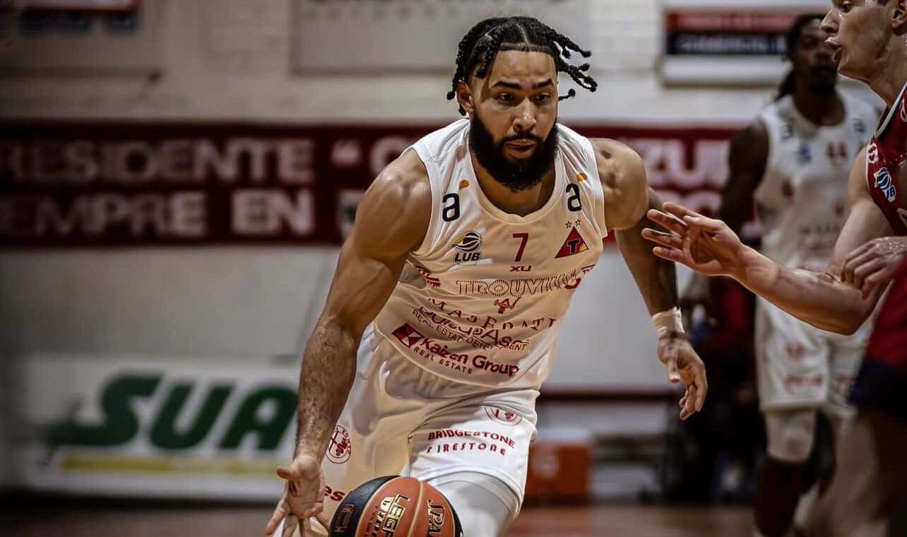 ROMARIO ROQUE BOTA EL BALÓN