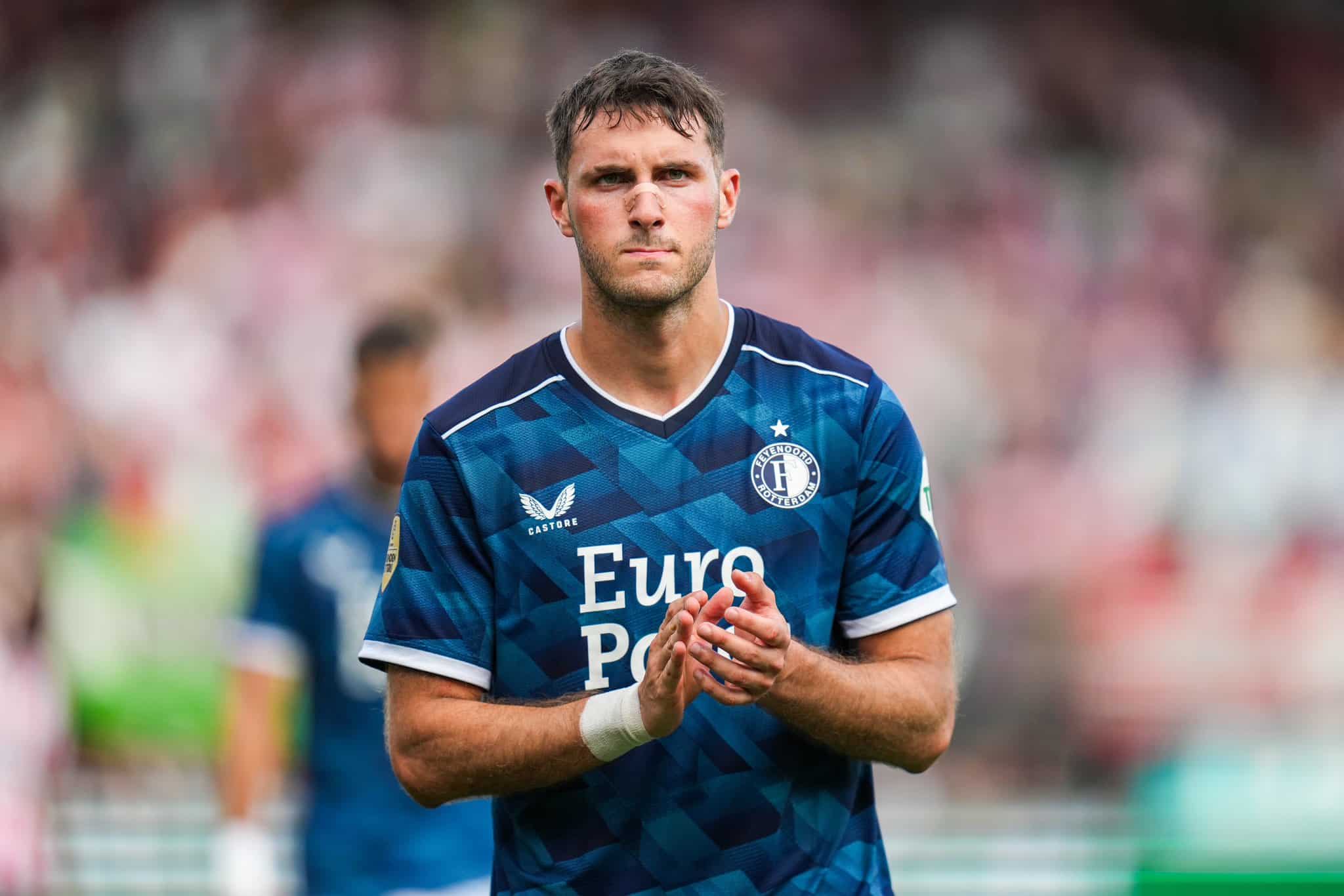 Santiago Giménez en partido con el Feyenoord.