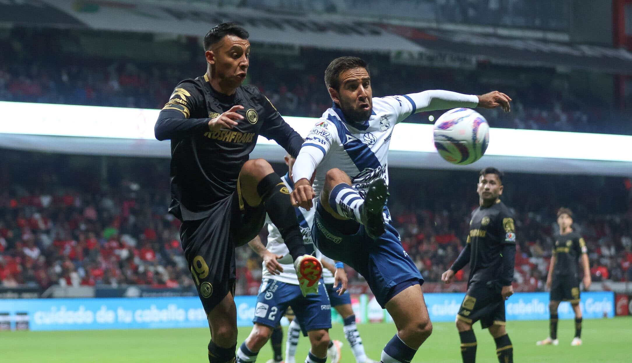 JUGADORES DEL TOLUCA Y PUEBLA EN UN PARTIDO ANTERIOR