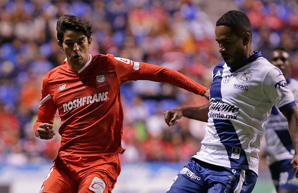 JUGADOR DEL TOLUCA Y DE PUEBLA SE DISPUTAN LA POSESIÓN DEL BALÓN