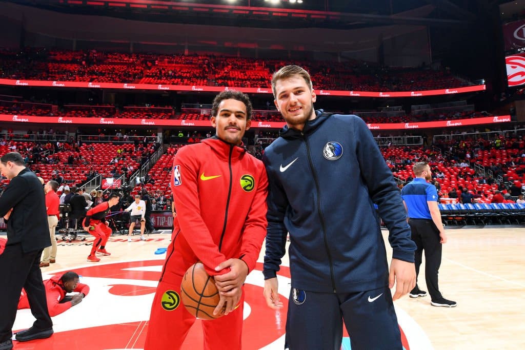 TRAE YOUNG DELOS HAWKS A LA IZQUIERDA Y LUKA DONCIC DE LOS MAVERICKS A LA DERECHA