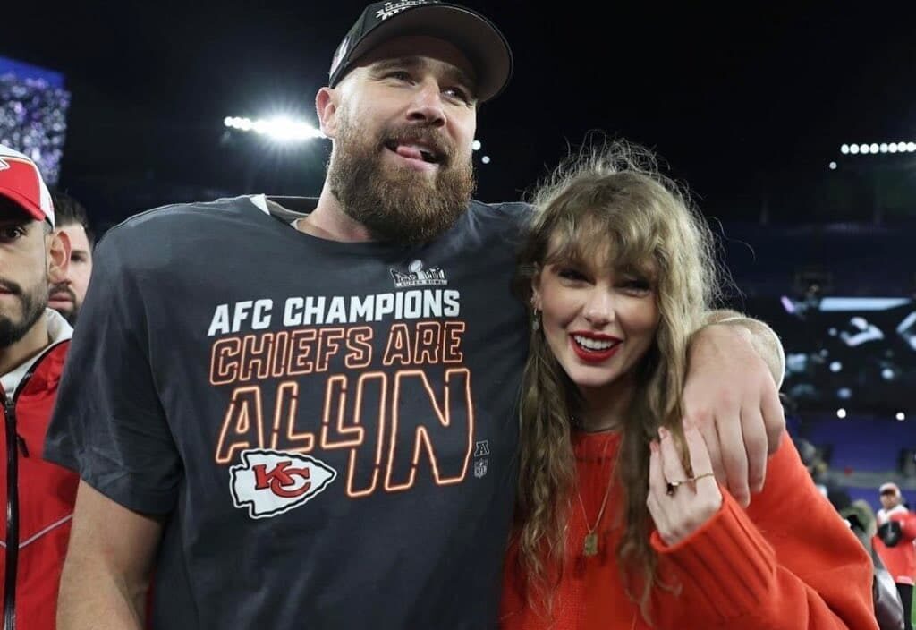 TRAVIS KELCE JUNTO A TAYLOR SWIFT