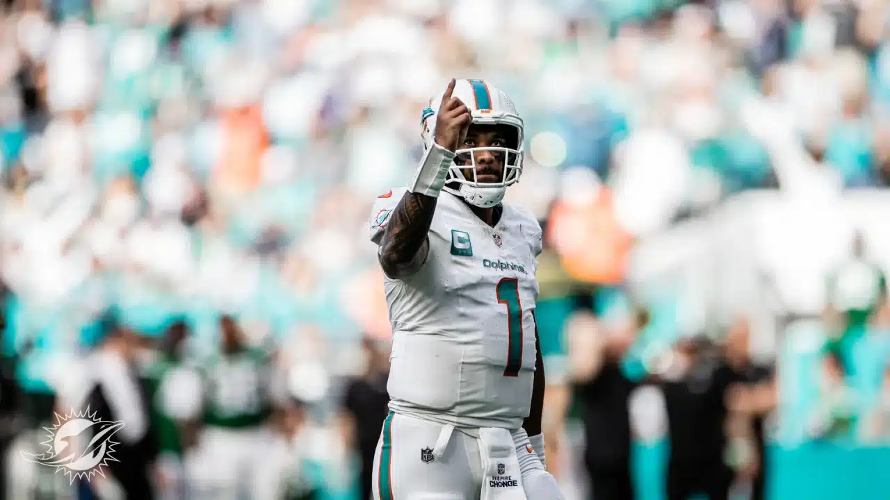 TUA TAGOVAILOA, MARISCAL DE CAMPO DE LOS DOLPHINS, DA UNA INDICACIÓN EN UN PARTIDO EN LA NFL