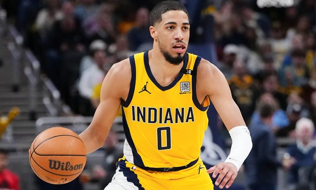 TYRESE HALIBURTON MANEJA EL BALÓN EN JUEGO DE LOS PACERS EN LA NBA