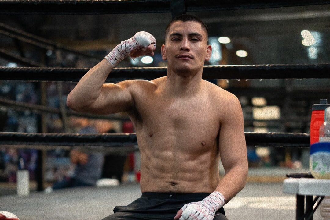 VERGIL ORTIZ POSA PARA LA FOTO LUEGO DE UN ENTRENAMIENTO