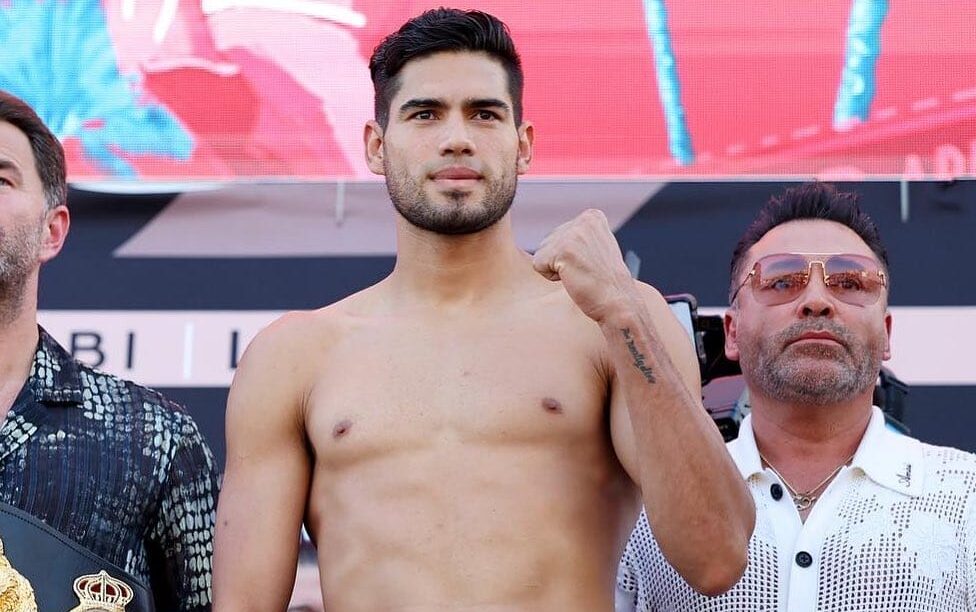 EL ZURDO RAMÍREZ POSA PARA LA FOTO LUEGO DE UN PESAJE