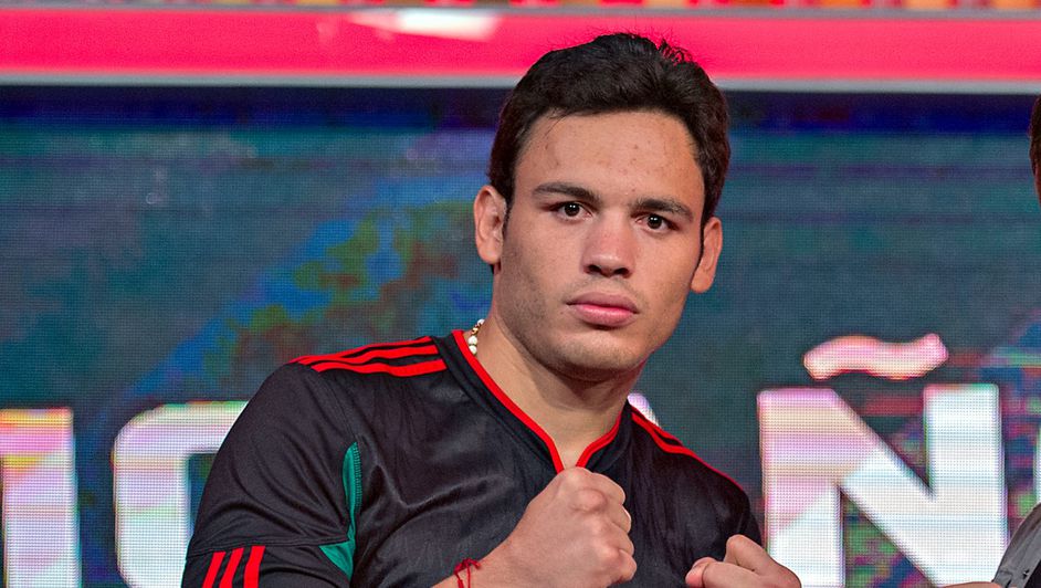 CHAVEZ JR POSA PARA SU PELEA