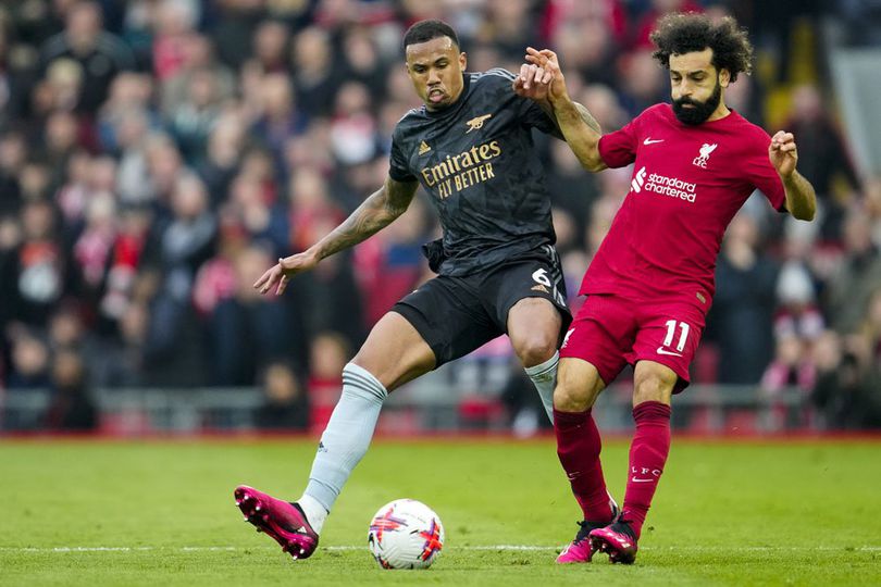 JUGADORES DE LIVERPOOL Y ARSENAL PELEAN EL BALÓN