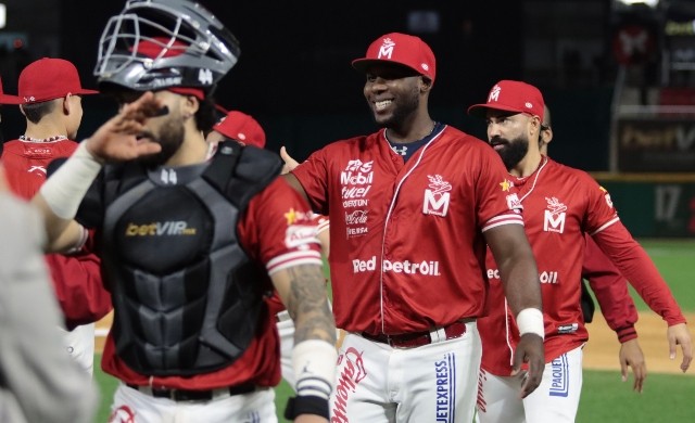 CACAO VALDEZ FESTEJA LA VICTORA ANTE TOMATEROS