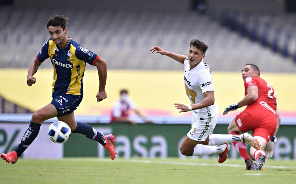 JUGADOR DE PUMAS ES DERRIBADO SIN FALTA