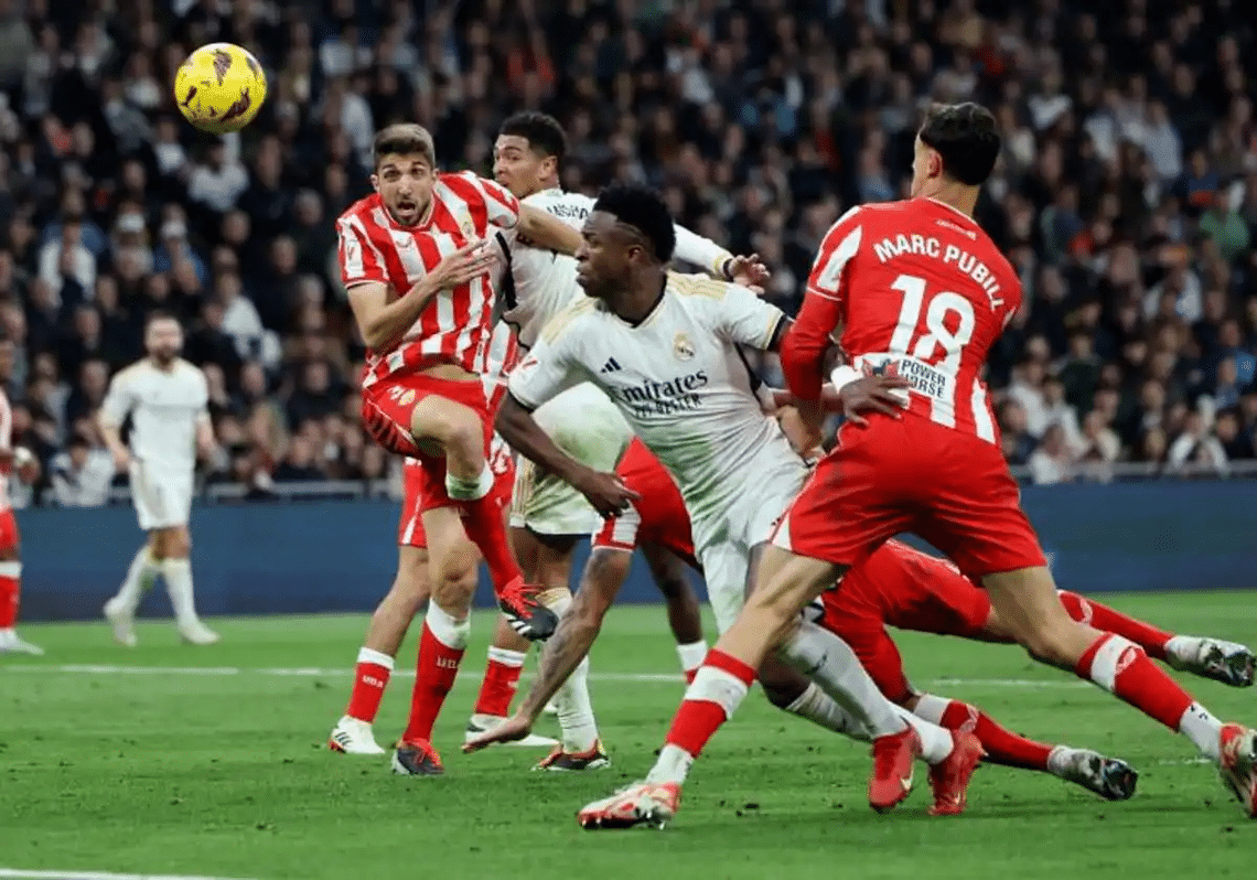 VINICIUS JR REMATANDO A PUERTA DEL ALMERIA