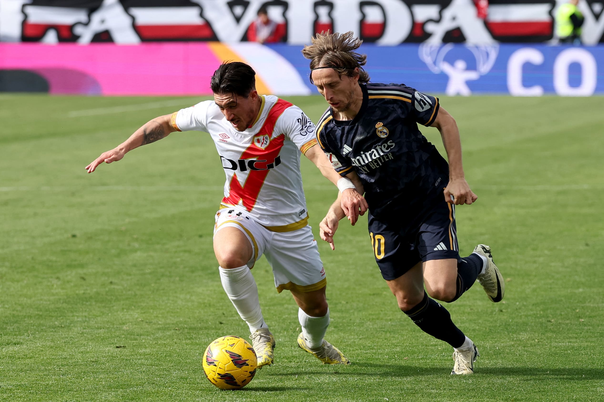 Luka Modric presiona a jugador del Rayo Vallecano en Vallecas.