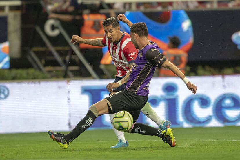 CHIVAS Y MAZATAÑAN LUCHAN POR EL BALÓN