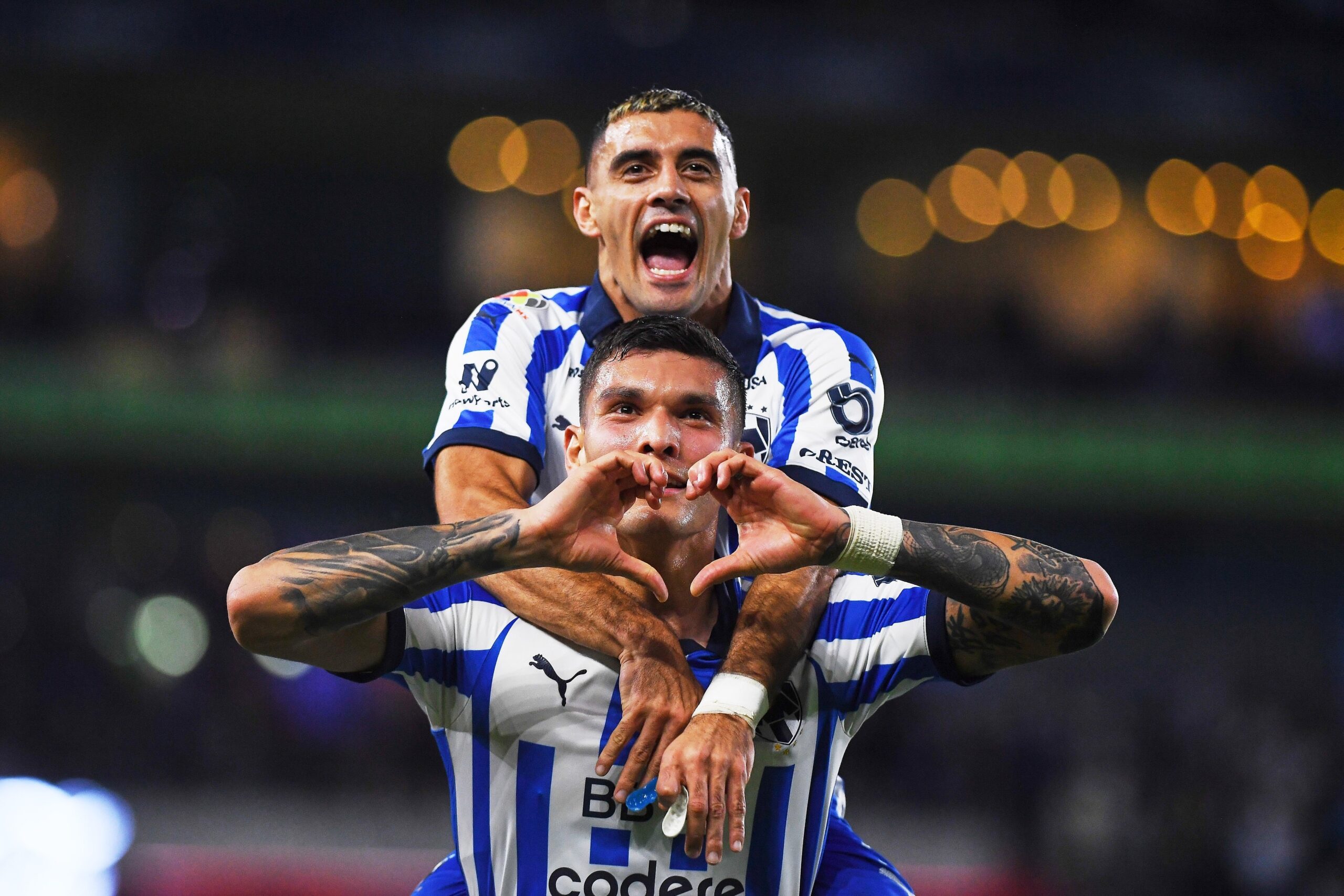 JUGADORES DE RAYADOS FESTEJAN UN GOL EN LA LIGA MX