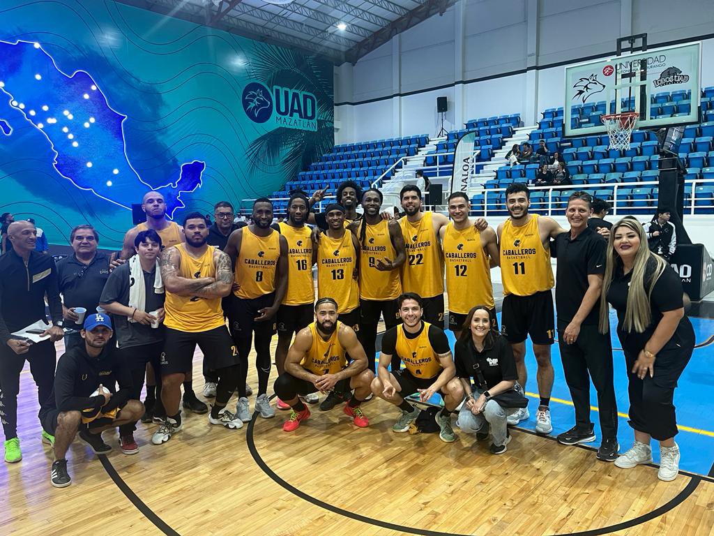CABALLEROS DE CULIACÁN POSAN PARA LA FOTO TRAS EL TRIUNFO ANTE VENADOS