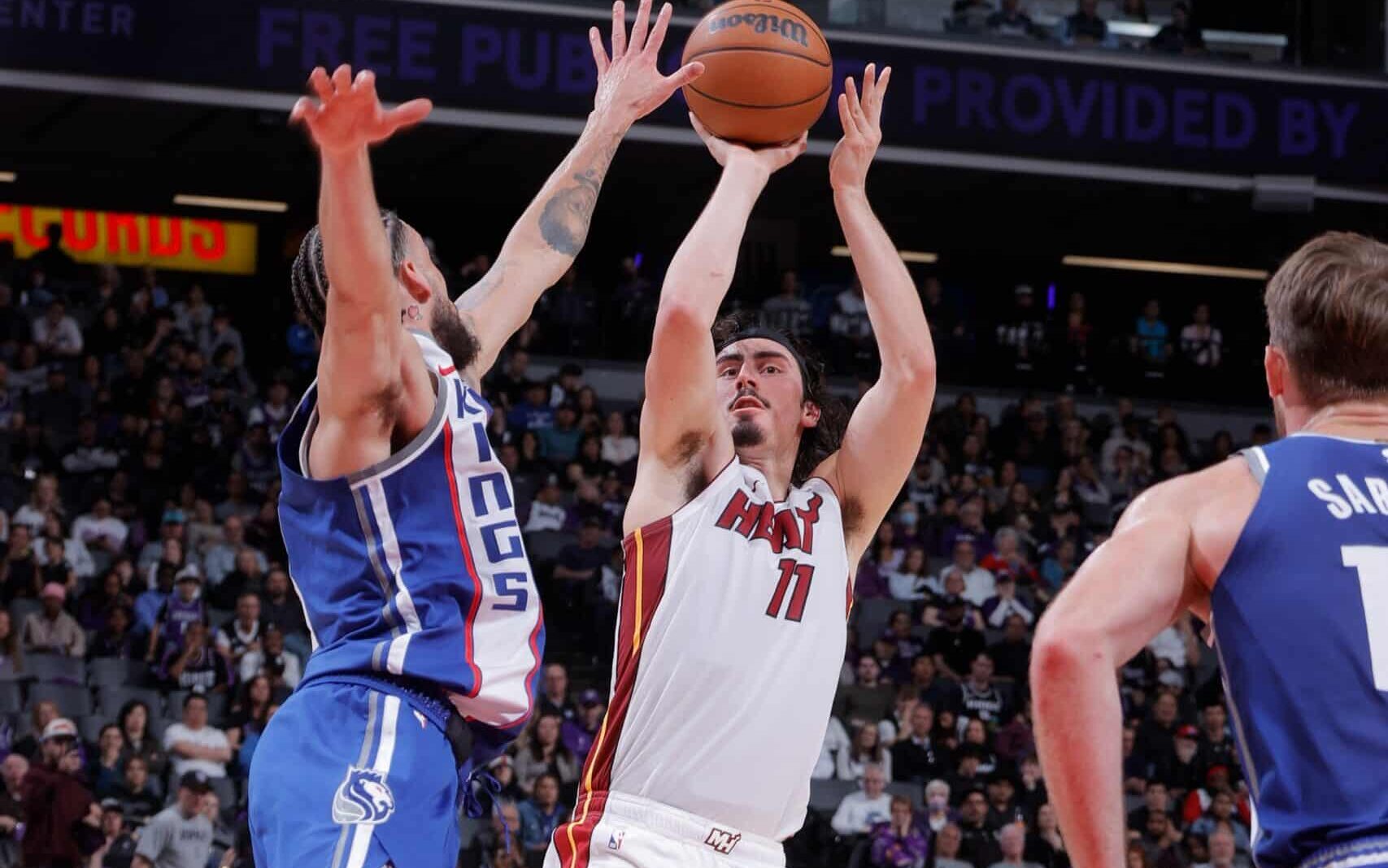 JAIME JÁQUEZ JR REALIZAR UN TIRO PARA EL HEAT