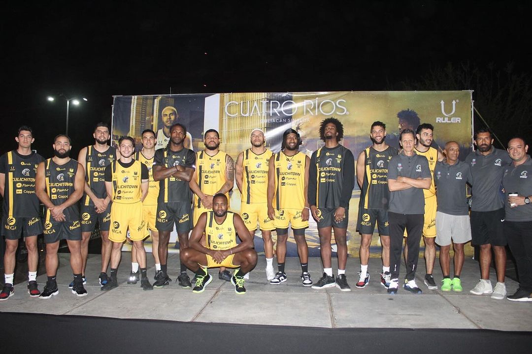 EQUIPO DE CABALLEROS DE CULIACÁN POSA PARA LA FOTO