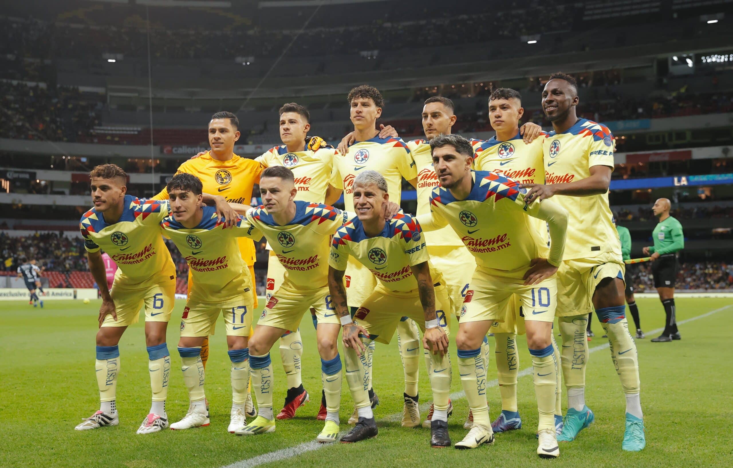 EL EQUIPO DEL AMÉRICA POSA PARA LA FOTO PREVIO A UN PARTIDO EN LA LIGA MX