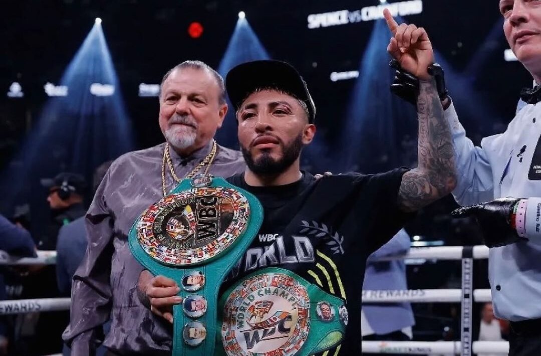 ALEXANDRO SANTIAGO POSA PARA LA FOTO CON SU TÍTULO DEL CMB