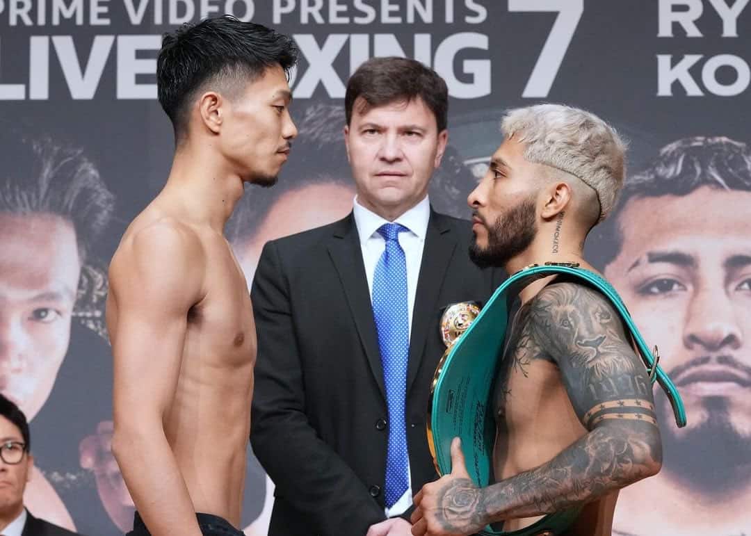 JUNTO NAKATANI A LA IZQUIERDA Y ALEXANDRO SANTIAGO A LA DERECHA CARA A CARA TRAS EL PESAJE