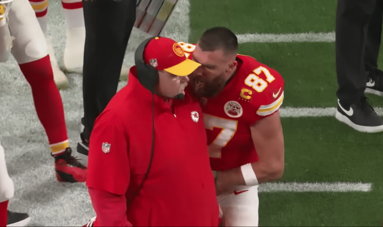 TRAVIS KELCE RECLAMANDO A ANDY REID DURANTE EL SUPER BOWL LVIII ANTE LOS 49ERS