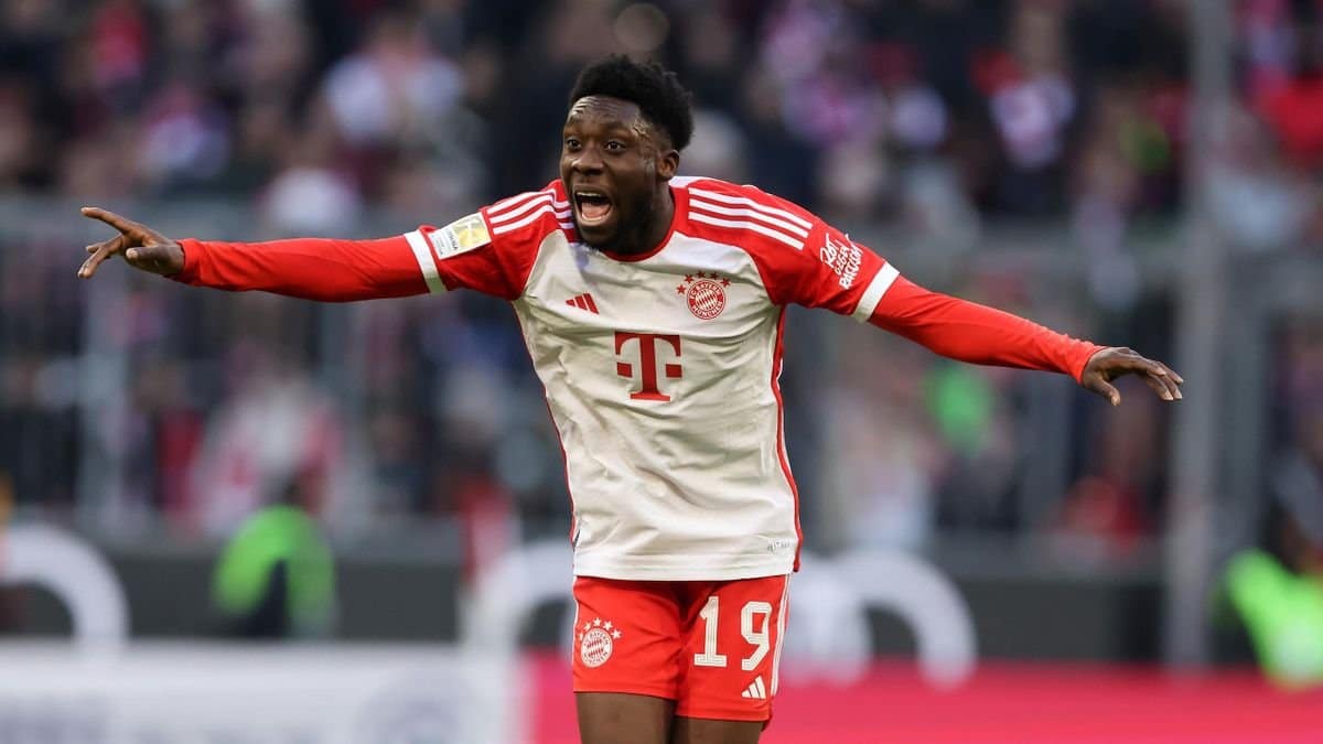 ALPHONSO DAVIES DURANTE UN JUEGO CON EL BAYERN MÚNICH