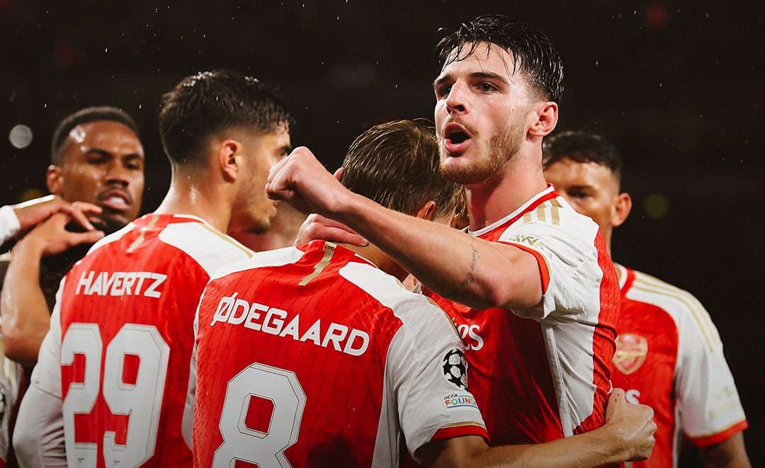 JUGADORES DEL ARSENAL FESTEJAN UN GOL