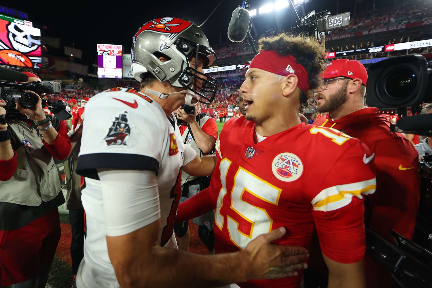 TOM BRADY A LA IZQUIERDA Y PATRICK MAHOMES A LA DERECHA