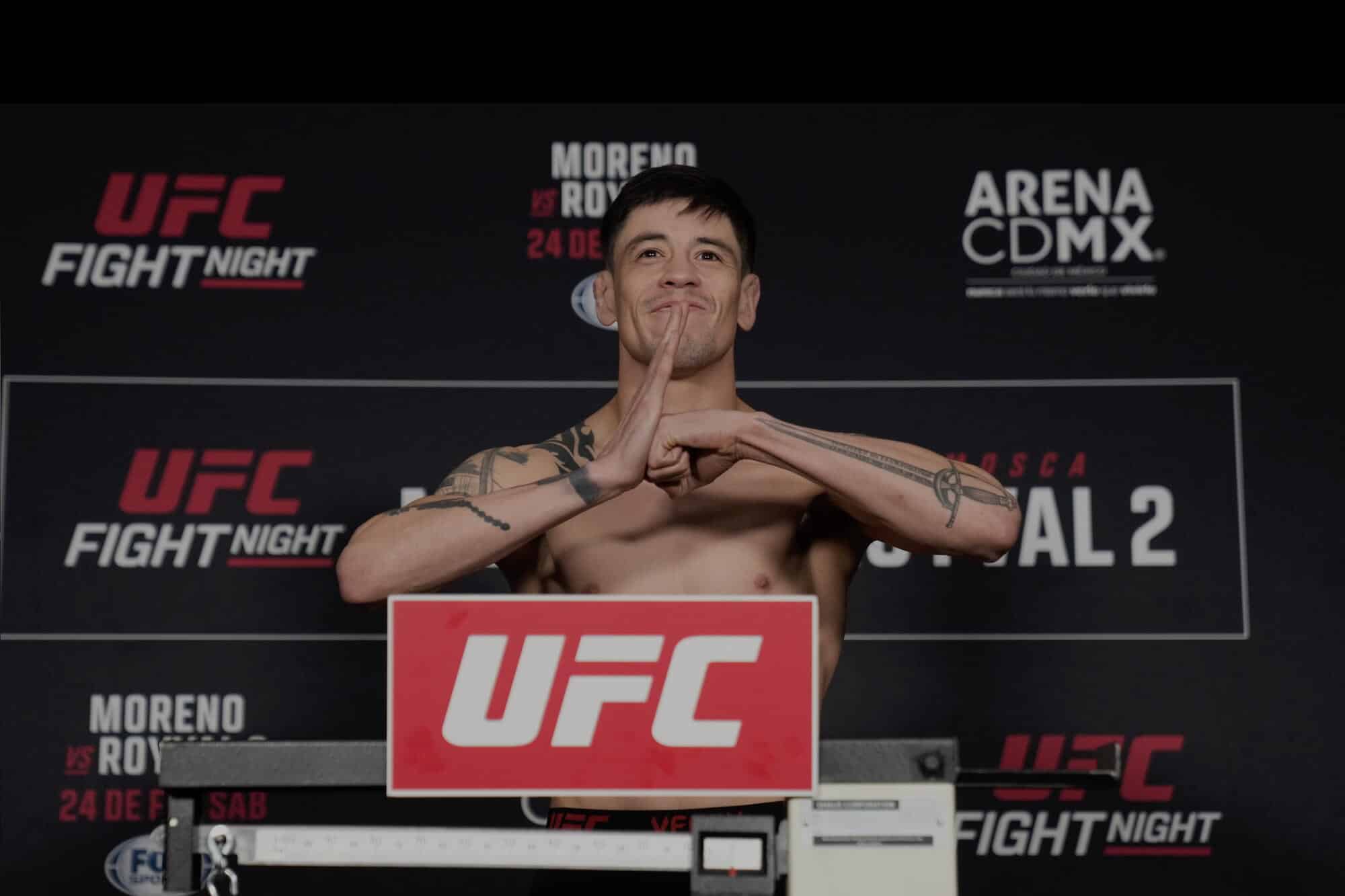 BRANDON MORENO POSA PARA LA FOTO LUEGO DEL PESAJE
