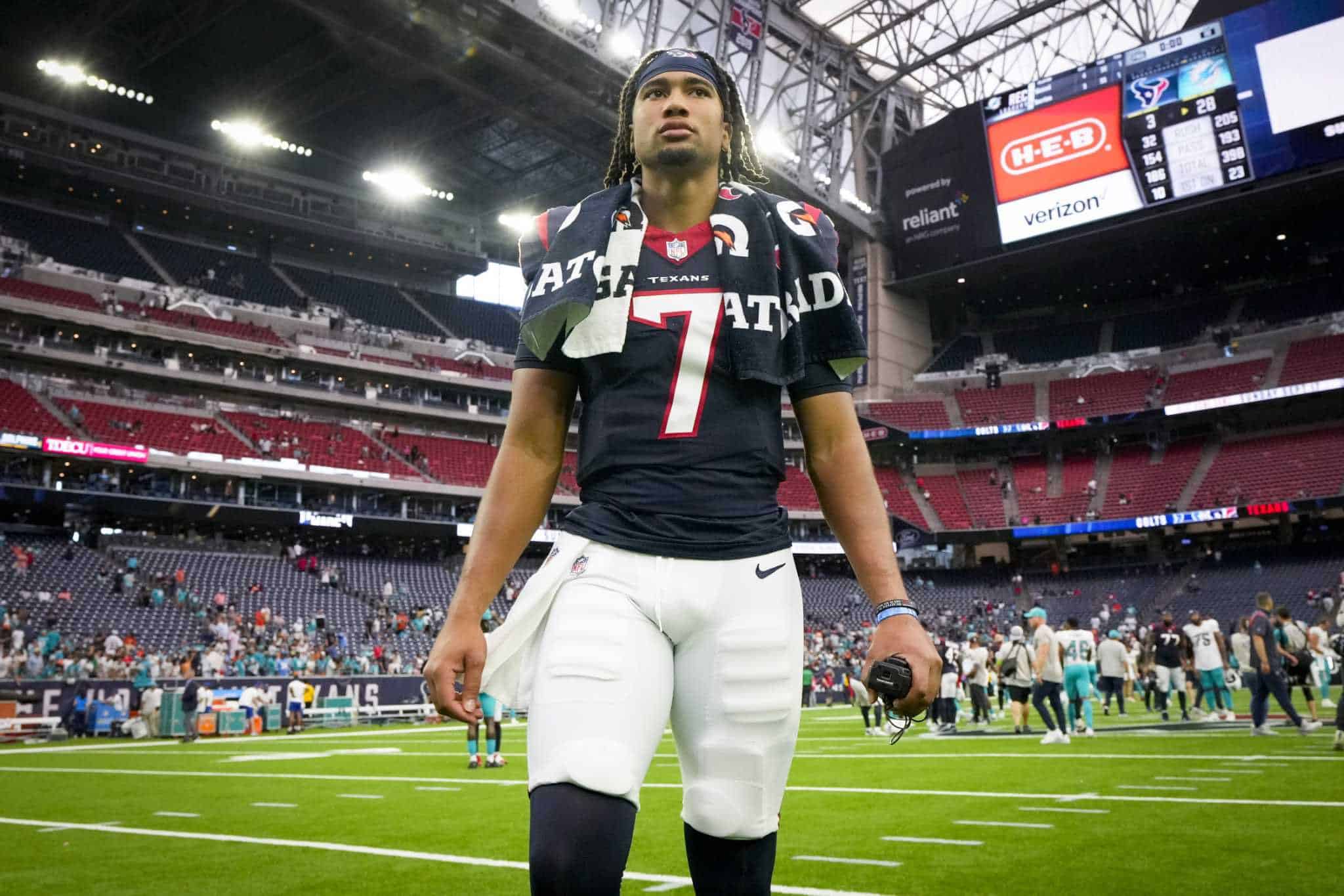 CJ STROUD DURANTE UN JUEGO CON LOS TEXANS EN LA NFL