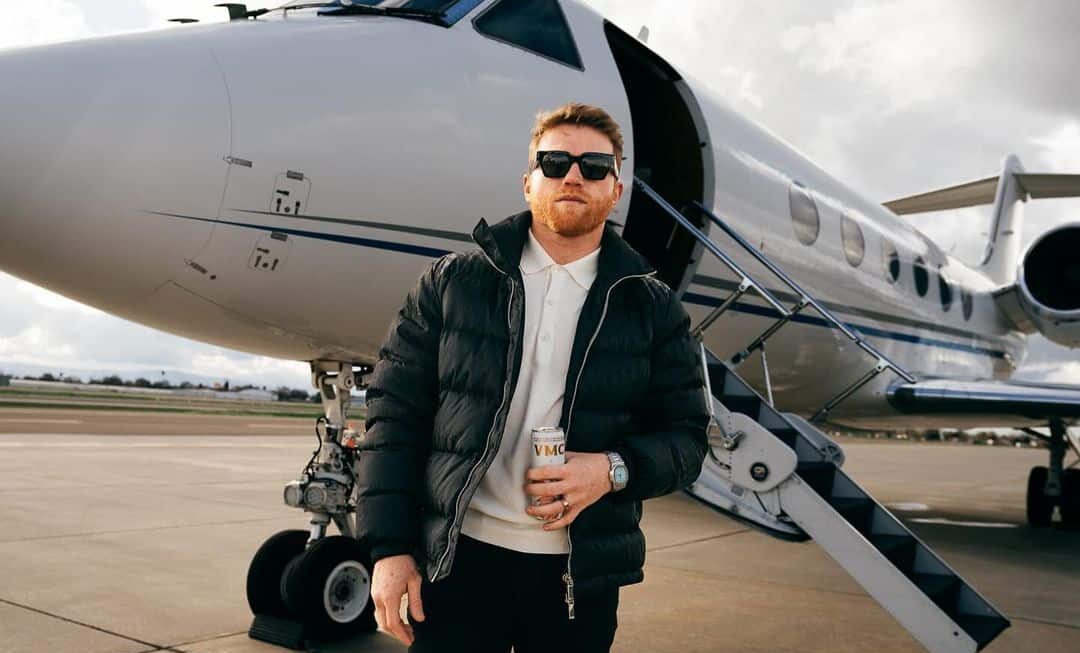 CANELO ÁLVAREZ POSA PARA LA FOTO
