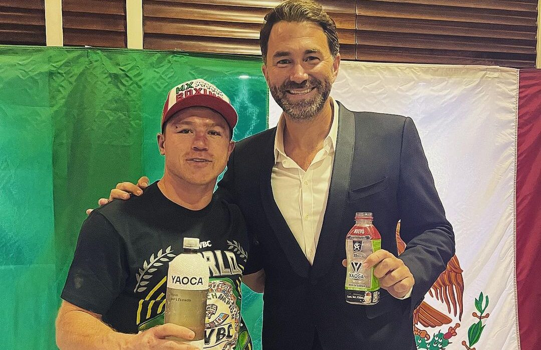SAÚL 'CANELO' ÁLVAREZ A LA IZQUIERDA Y EDDIE HEARN A LA DERECHA