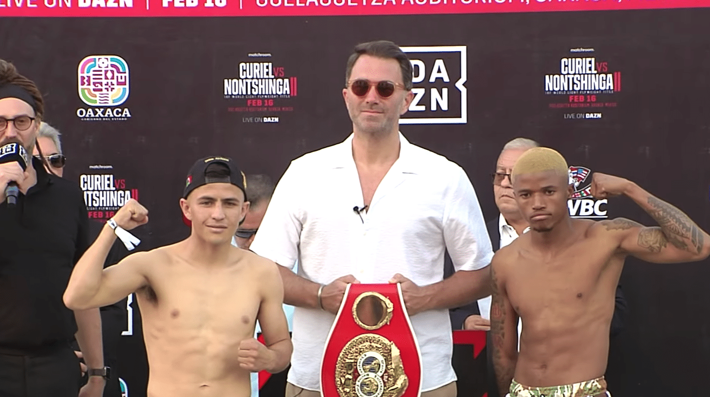 EDDIE HEARN DE MATCHROOM, JUNTO A ADRIÁN CURIEL, Y NONTSHINGA POSANDO PARA LA FOTO