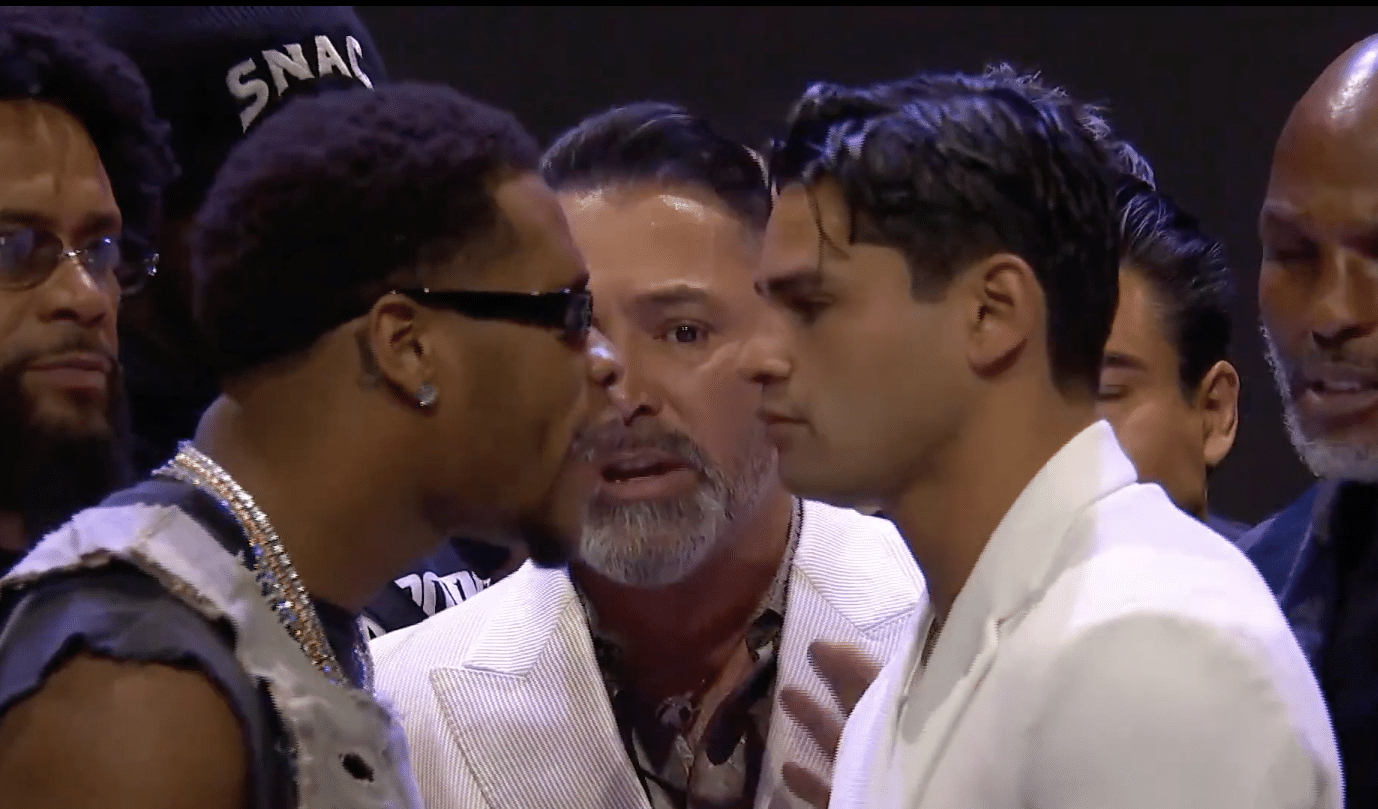 DEVIN HANEY A LA IZQUIERDA Y RYAN GARCÍA A LA DERECHA CARA A CARA TRAS LA CONFERENCIA DE PRENSA