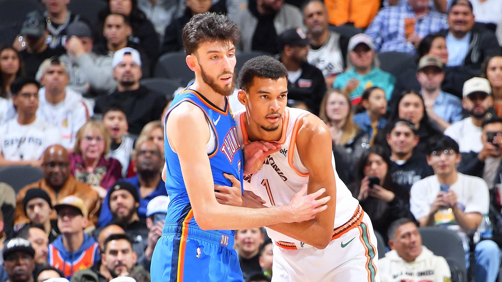 CHET HOLMGREN DEL THUNDER A LA IZQUIERDA, DEFENDIDO POR WEMBANYAMA DE LOS SPURS A LA DERECHA