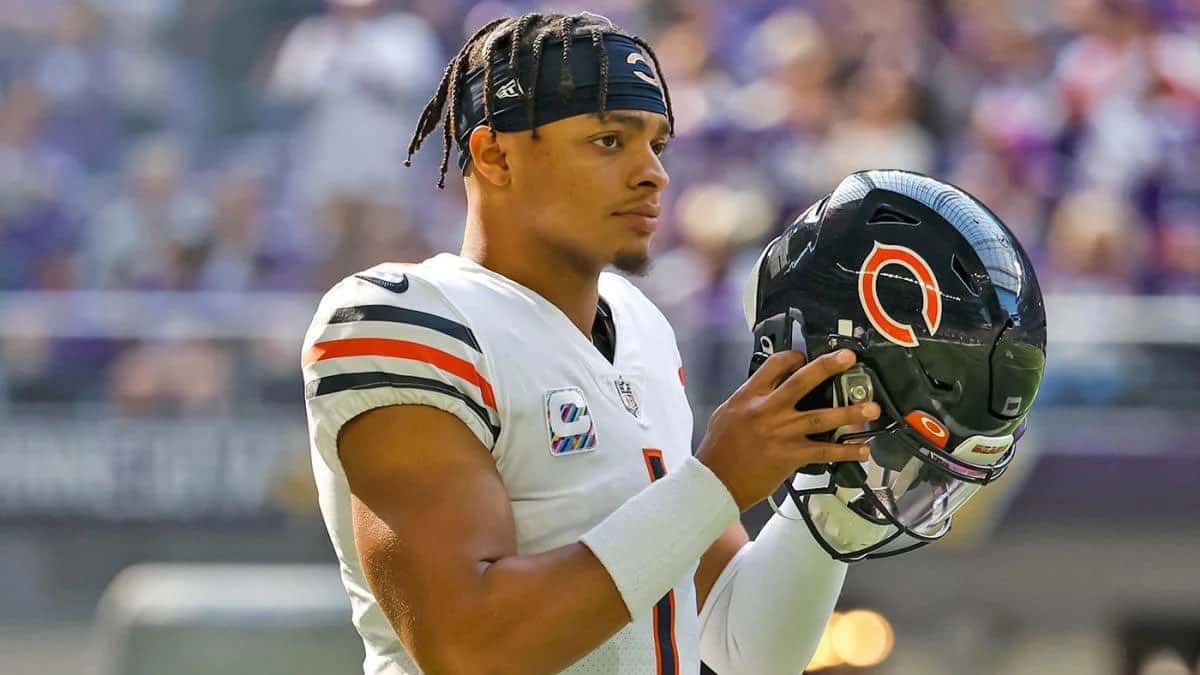 JUSTIN FIELDS SE QUITA EL CASCO LUEGO DE UN JUEGO PARA LOS CHICAGO BEARS
