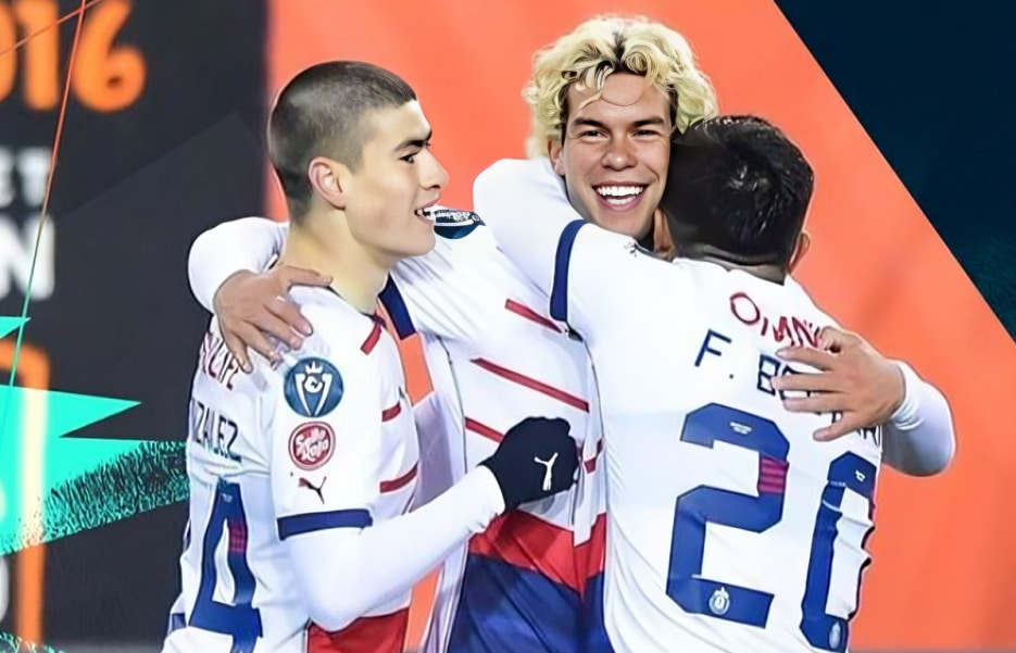 CADE COWELL FESTEJA UNO DE SUS GOLES CON SUS COMPAÑEROS DE CHIVAS
