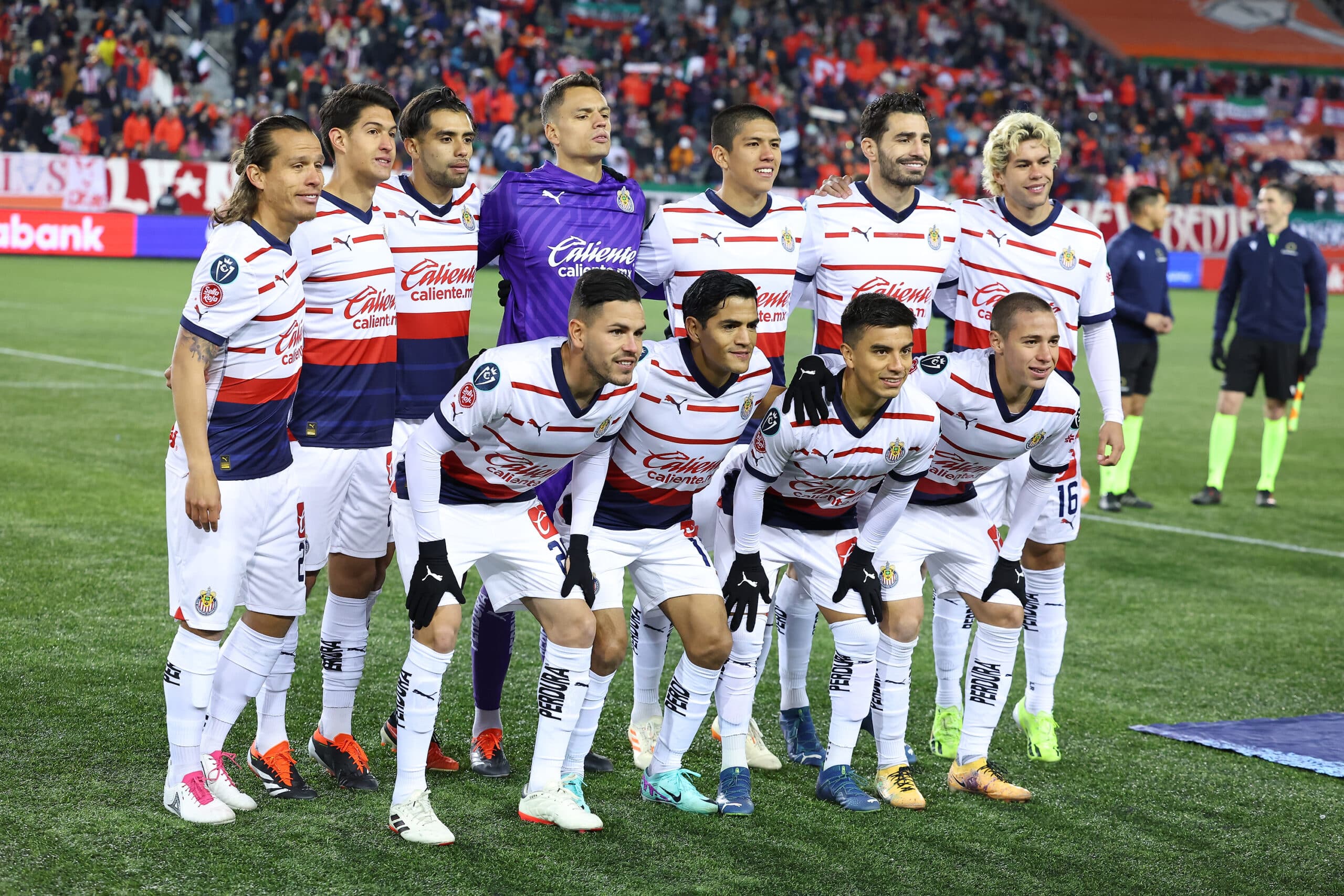 LOS JUGADORES DE CHIVAS POSAN PARA LA FOTO
