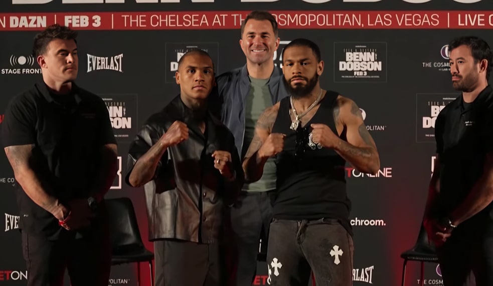 CONOR BENN A LA IZQUIERDA Y PETER DOBSON A LA DERECHA, CARA A CARA TRAS LA RUEDA DE PRENSA